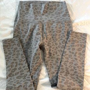 Beyond Yoga gray leopard print leggings, size M